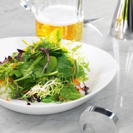 Салат из шпината, щавеля, фризе и водорослей