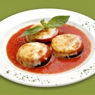 Салат из слегка поджаренных баклажанов и запеченных помидоров с сыром фета