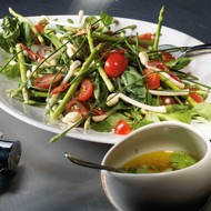 Салат из спаржи, помидоров, бобовых проростков, корна и пекинской капусты