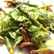 Салат из спаржи с инжиром и грибами под соусом из масла грецкого ореха