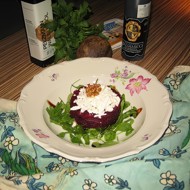 Салат из свеклы, рукколы и феты