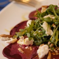 Салат из свеклы с козьим сыром и соусом из авокадо