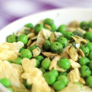 Салат из свежего горошка