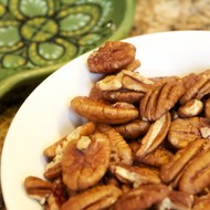 Салат из свежей моркови с карамелизированными орехами пекан