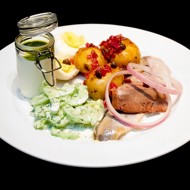 Салат из свежих огурцов в сметане