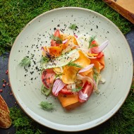 Салат из свежих овощей с оливковым маслом