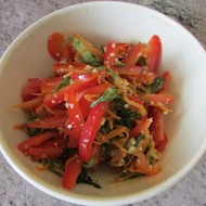 Салат из свежих овощей с заправкой из тыквенных семечек