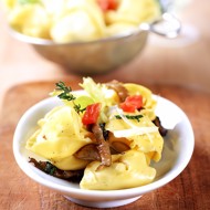 Салат из тортеллини с ветчиной, сладким перцем и сельдереем