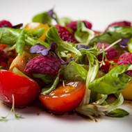 Салат из трех видов томатов и свежей малины