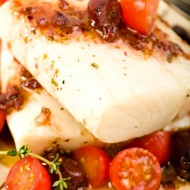 Салат из трески и томатов с ароматной кунжутной заправкой