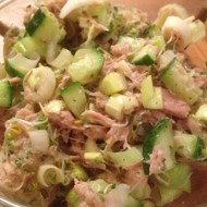 Салат из тунца, лука-порея и ростков люцерны