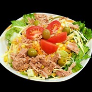 Салат из тунца, маслин и помидоров с соусом ромеско