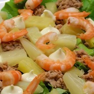 Салат из тунца с ананасами и креветками