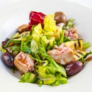 Салат из тунца с цукини, авокадо и мятой