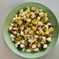 Салат из тунца с яйцами и базиликом