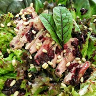 Салат из утки с заправкой из черешни