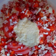 Салат из ветчины, помидоров, зеленого перца и яиц