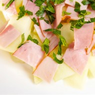 Салат из ветчины с дыней