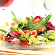 Салат из запеченых помидоров с орехами и беконом