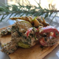 Салат из жареных кабачков и сладкого перца с острым соусом