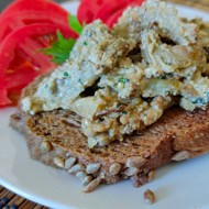 Салат из жареных на сковороде баклажан с ореховым соусом