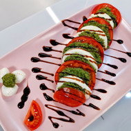 Салат капрезе с песто и бальзамическим кремом