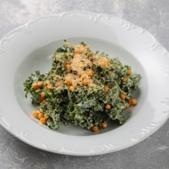 Салат кейл с копченым нутом и сырными дрожжами