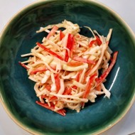 Салат коул слоу с кольраби и сладким перцем