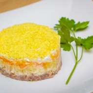 Салат «Мимоза со сливочным маслом»