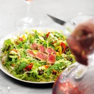 Салат нисуаз с базиликом