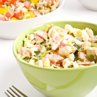 Салат ромен с беконом и яйцами