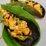 Салат ромен с яйцом и авокадо