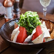 Салат с арбузом, брынзой и соусом песто