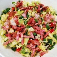 Салат с авокадо и беконом