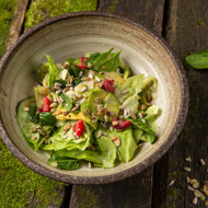 Салат с авокадо, манго и тыквенными семечками