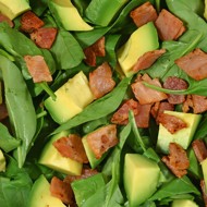 Салат с беконом и авокадо