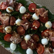 Салат с беконом и коктейльными томатами