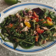 Салат с беконом, печеным перцем и киноа