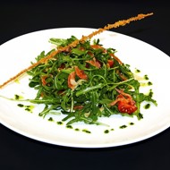 Салат с блинчиком и слабосоленым лососем