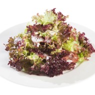 Салат с брезаолой и клубничной заправкой