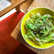 Салат с брюссельской капустой и соусом карри