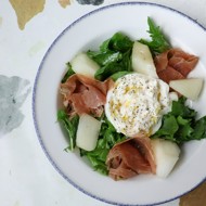 Салат с бурратой, дыней и прошутто