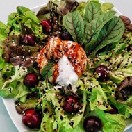 Салат с черешней и сыром буррата