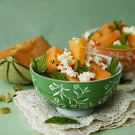 Салат с дыней, фетой и красным луком