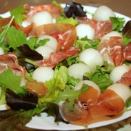 Салат с дыней и прошутто