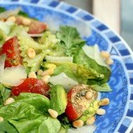 Салат с фарфалле, помидорами и соусом песто