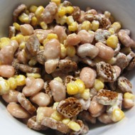 Салат с фасолью, кукурузой и чесноком