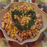 Салат с фасолью, ветчиной и сухариками