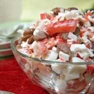 Салат с фасолью и крабовыми палочками под зеленью и чесноком