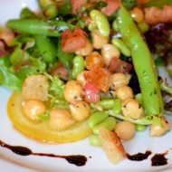 Салат с фасолью и нутом